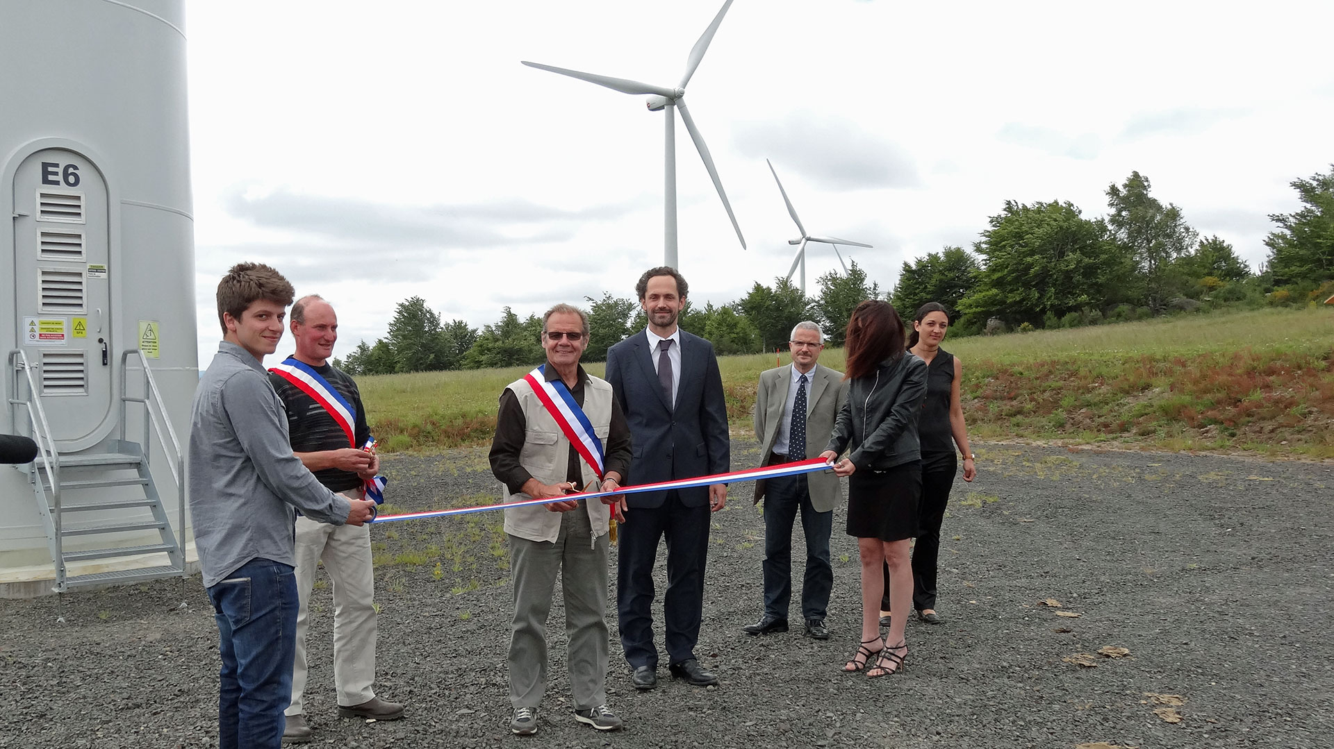 Les deux maires coupent le ruban pour l'inauguration du Parc éolien